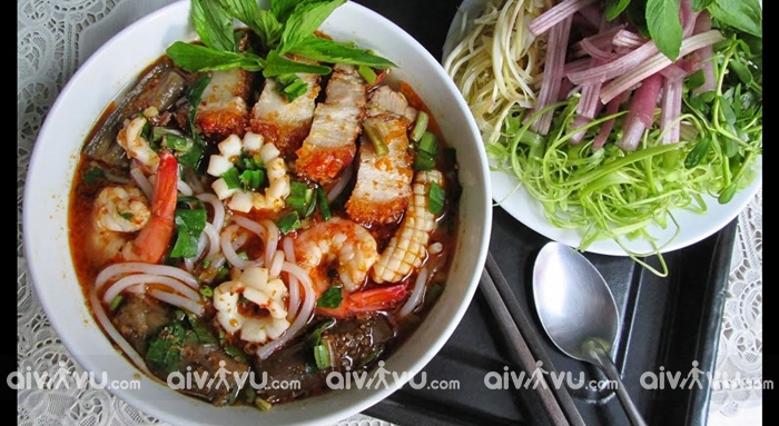 Bún mắm là món ăn không thể bỏ qua khi đặt vé máy bay đi Sài Gòn